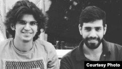 عکسی که از وکیل میلاد ناظری و شبیر حسینی نیک، دانشجویان دانشگاه شاهرود در شبکههای اجتماعی منتشر شده است.