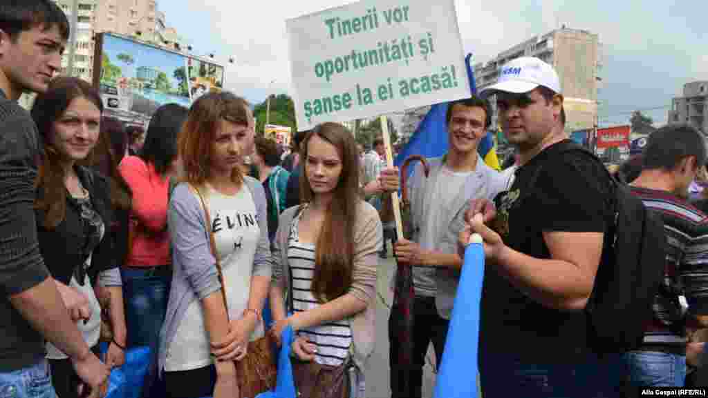 ...şi tineri cu pancarde