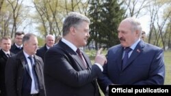 Пятро Парашэнка (у цэнтры) і Аляксандар Лукашэнка (справа), архіўнае фота