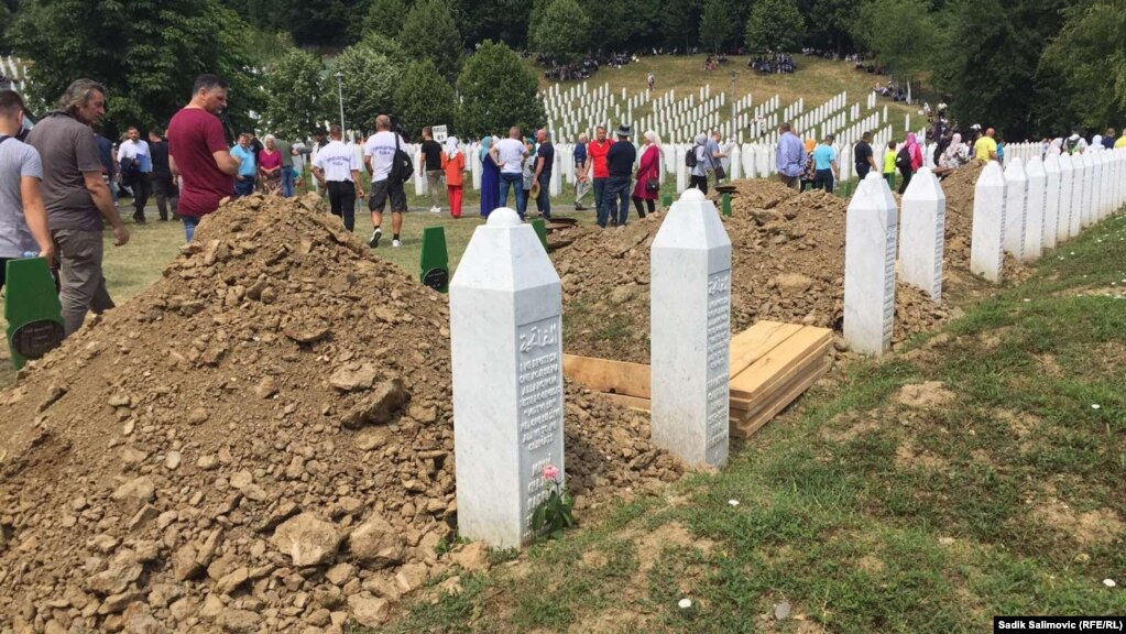 Forcat serbe të Bosnjës vranë mbi 8,000 burra dhe djem myslimanë në Srebrenicë, në korrik të vitit 1995.
