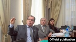 Альберт Гыйлметдинов, Разил Вәлиев, аның урынбасары, депутат Анастасия Исаева слайдларга карый, 24 май Казан