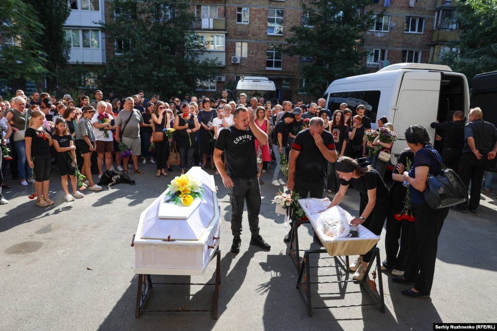 Ceremonia e varrimit të Nadias, 24-vjeçare dhe vajzës së saj dyvjeçare Angelina. Të dyja janë vrarë si pasojë e një sulmi rus në kryeqytetin ukrainas, Kiev më 28 gusht.