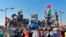 تجمع معترضان در روز جمعه در مقابل یکی از پل هایی منتهی به منطقه سبز  بغداد.