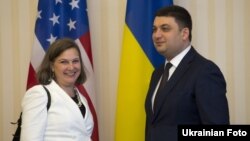 Прем'єр-міністр України Володимир Гройсман (праворуч) та помічник держсекретаря США у справах Європи та Євразії Вікторія Нуланд у Києві. 26 квітня 2016 року