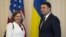 Прем'єр-міністр України Володимир Гройсман (праворуч) та помічник держсекретаря США у справах Європи та Євразії Вікторія Нуланд у Києві. 26 квітня 2016 року