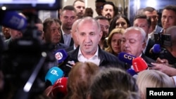 Лидер коалиции «Прогрессивная Болгария» и бывший президент страны Румен Радев выступает перед прессой после закрытия избирательных участков на парламентских выборах в столице Болгарии Софии 19 апреля 2026 года