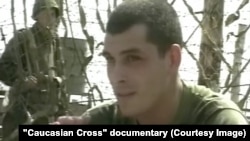 Çeçenistan müharibəsi zamanı gənc əsgər kimi xidmət edən Roman Demurçiyevin sənədli filmdən çəkilmiş fotosu.