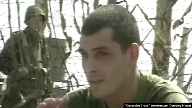 Слика од Роман Демурчиев, преземена од документарен филм, кога служел како помлад војник за време на војната во Чеченија.