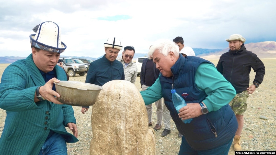 Порно письки дәл іш қуысының жанында