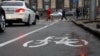 Подекуди в Києві велодоріжка може буквально обриватися на розі вулиці