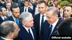 Глава МИД Армении Эдвард Налбандян (слева) приветствует новоизбранного президента Турции Реджепа Эрдогана (справа), Анкара, 28 августа 2014 г. 