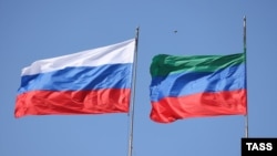 Флаги России и Дагестана, иллюстративная фотография
