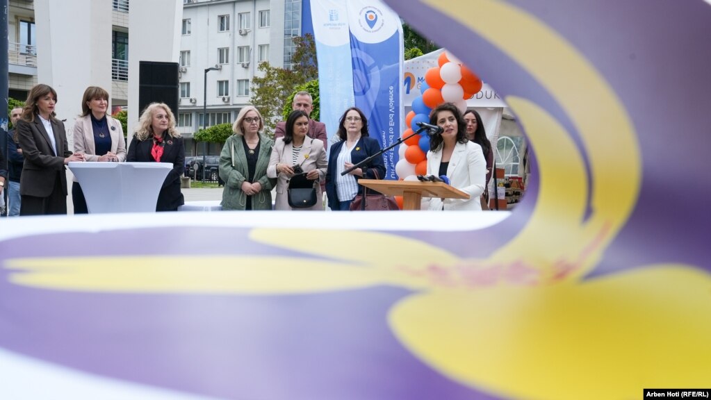 Fjalimet në hapje të panairit. Në fotografi: organizatoret dhe mysafiret e panairit.