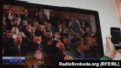 Депутати більшості голосують на «виїзному» засіданні парламенту