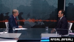 Christopher Walker, vice president of the Washington-based Center for European Policy Analysis (right), speaks to RFE/RL Senior International Correspondent Ray Furlong in Prague on October 14.