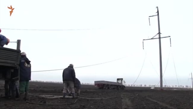 Активистлар Чаплынкада электр үткәргечләрне төзәтүне күзәтә