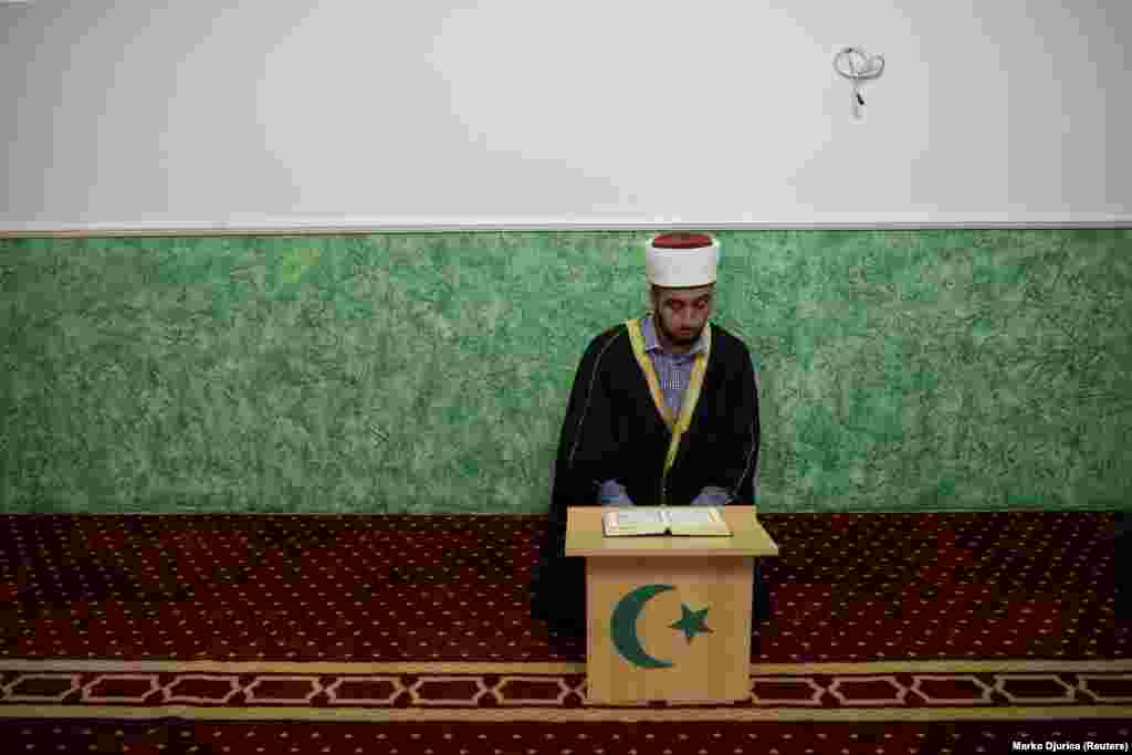 Evropska unija sa kojom Srbija pregovara o članstvu, u izveštaju o napretku ove zemlje prema evrointegracijama za 2016. godinu je istakla: "Prava pripadnika nacionalnih manjina&nbsp;&ndash; da se uspostave i registruju verske institucije, da se grade i koriste mesta za bogosluženje&nbsp;&ndash; moraju da budu u celosti zagarantovana u praksi". Zvaničnici Evropske komisije nisu dali komentar na ovu ocenu.