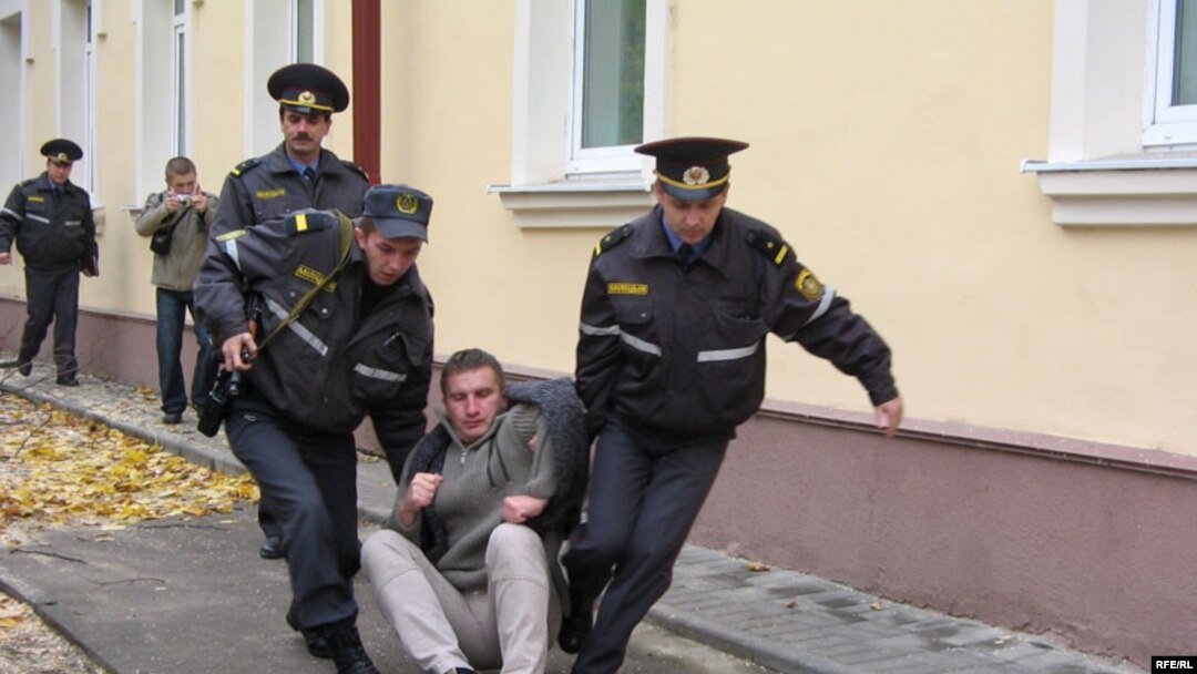 Міліцыянты цягнуць Ігара Лапеху