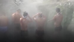 چشمۀ آب طبیعی، گرمترین حمام برای پناهجویان افغان در بوسنیا