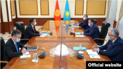 Встреча главы МИД КР Руслана Казакбаева и премьер-министра Казахстана Аскара Мамина, Нур-Султан, 29 октября 2020 г.