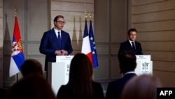 Presidenti serb, Aleksandar Vuçiq, dhe ai francez, Emmanuel Macron, gjatë konferencës për media në Pallatin Elize më 8 prill 2024. 