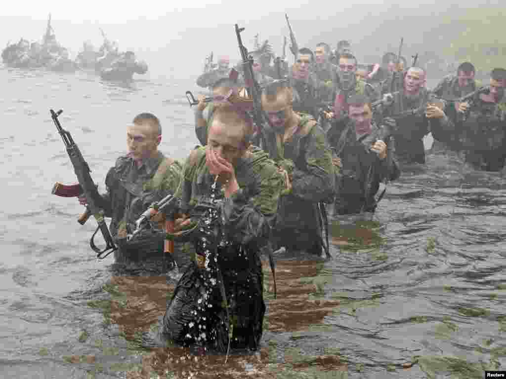 Belarusian servicemen of a special Interior Ministry unit take part in tough physical tests near Volovshchina, west of Minsk, in a bid to join the elite Red Berets. Photo by Vasily Fedosenko for Reuters