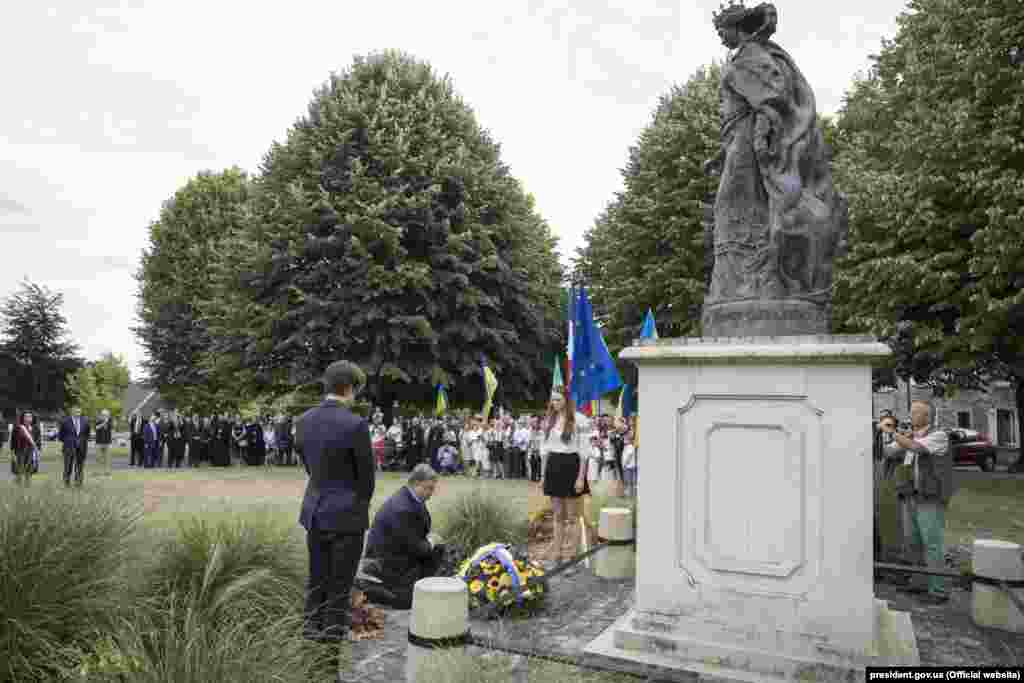 Під час робочої поїздки до Франції президент України Петро Порошенко відвідав місто Санліс, де вшанував пам&#39;ять Анни Київської &ndash; королеви Франції та зустрівся з українською громадою Франції. Місто Санліс, 26 червня 2017 року. БІЛЬШЕ ПРО ЦЕ