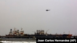 تصویری آرشیوی از یک نفتکش ایرانی در سواحل ونزوئلا