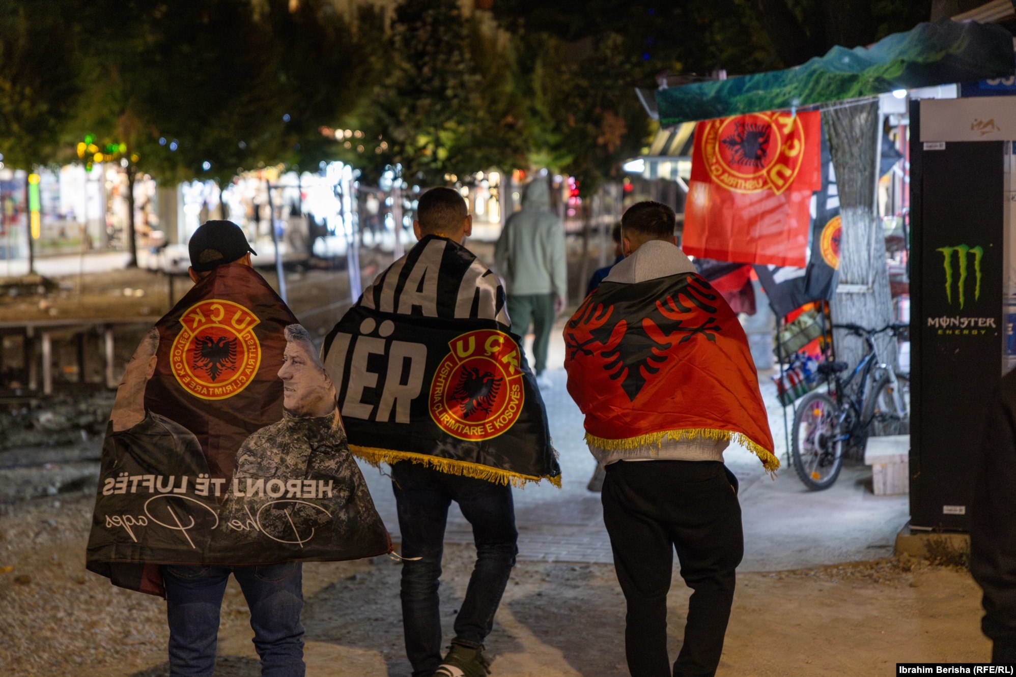 Tre të rinj duke u nisur drejt sheshit "Skënderbeu", disa minuta para orës 21:00, kur edhe zyrtarisht çdo natë thirret protesta.