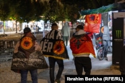 Troje mladih ljudi kreće se prema trgu "Skenderbeg", nekoliko minuta prije 21:00, kada se svake noći zvanično održavaju protesti.