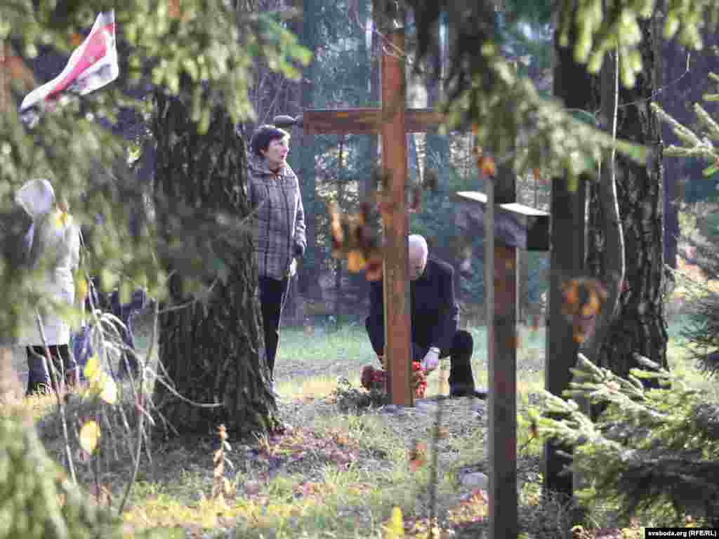 Па заканчэньні мітынгу ўдзельнікі склалі кветкі, запалілі сьвечкі і ўсталявалі новыя крыжы