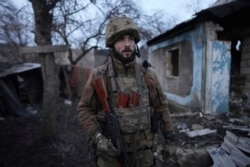 Украинский военнослужащий на линии соприкосновения сторон в Донбассе