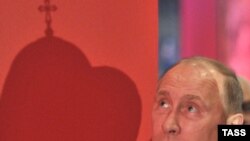 Владимир Путин во время посещения выставки, "Православная Русь. Романовы". Фото ИТАР-ТАСС.