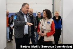 Єврокомісарка з питань готовності до врегулювання кризових ситуацій Хаджа Лябіб та голова Польського центру міжнародної допомоги Войтек Вілк у хабі Medevac Jasionka в Польщі, 11 січня 2025 року.