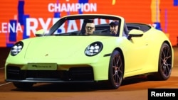 Штутгардтағы жарыста жеңіске жеткен теннисшіге турнир демеушісі Porsche көлік сыйлайды. 19 сәуір 2026 жыл.