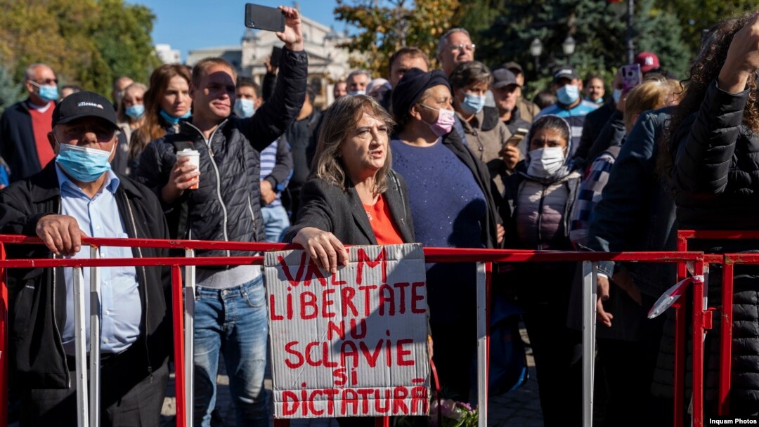 Molova - Un grup de credinciosi protesteaza in fata Catedralei Mitropolitane din Iasi, 14 octombrie 2020