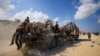 Palestinezët mblidhen në Beit Lahia në veri të Gazës më 20 korrik duke pritur për furnizime ushqimore.