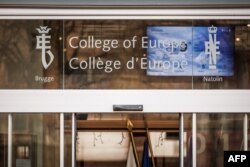 Intrare în campusul școlii postuniversitare a Colegiului Europei din Bruges, pe 2 decembrie 2025.
