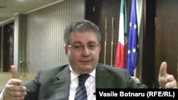 Ambasadorul Stefano de Leo în cursul interviului acordat Europei Libere