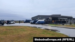 Policija ispred sudnice u zatvoru Idrizovo kod Skoplja gde se odvija suđenje optuženima za tragediju u Kočanima.