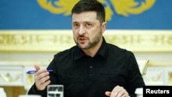 За словами президента, українські представники доповідають йому про хід переговорів «майже щогодини»