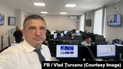 Vlad Țurcanu, directorul general al companiei publice „Teleradio-Moldova”, în redacția de știri 