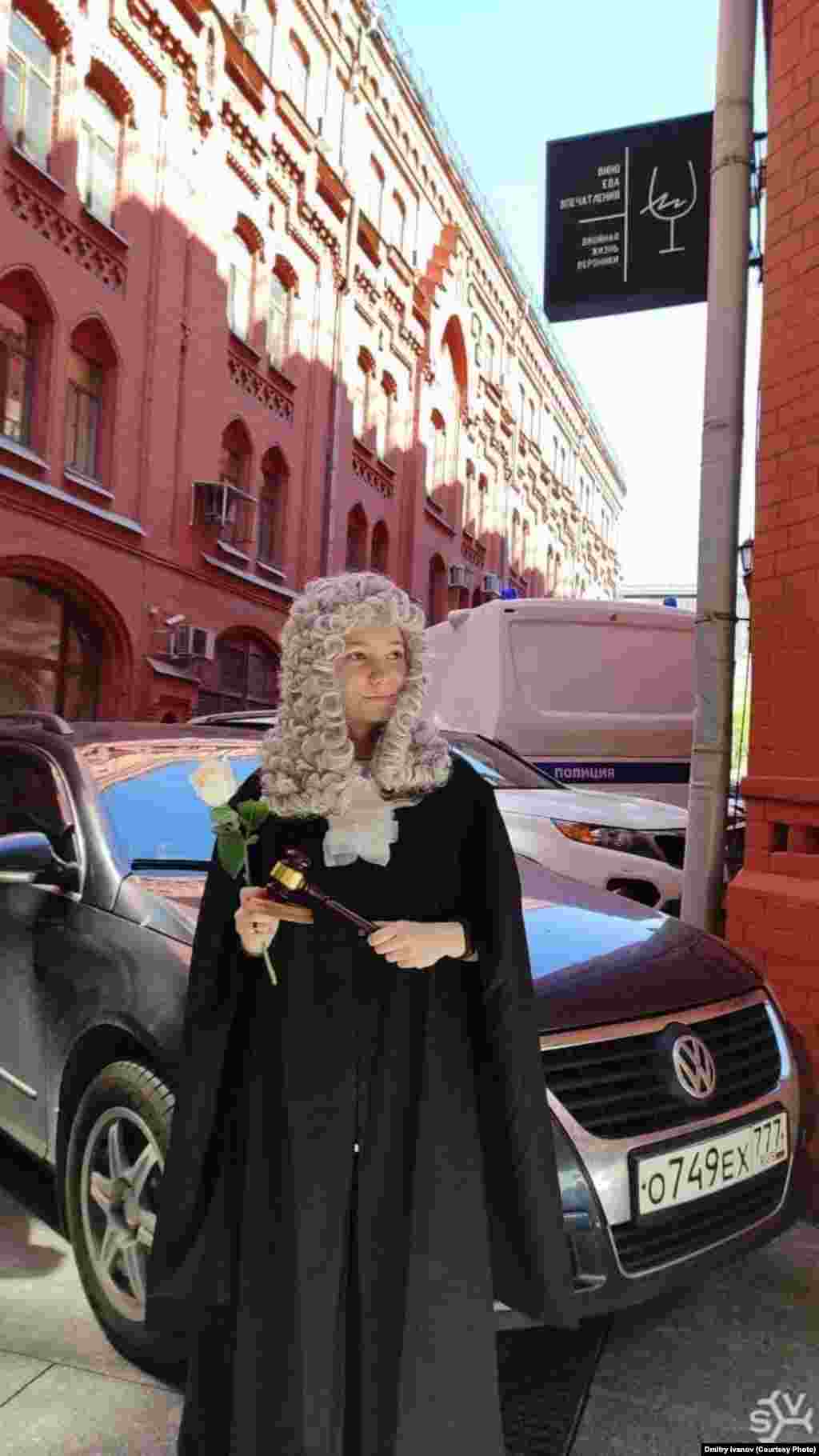 В суд Ольга Мисик пришла в костюме судьи, чтобы подчеркнуть свое отношение к системе правосудия в России