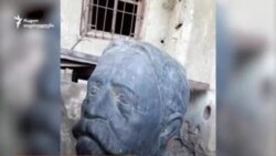 დაშლილი და დასაწყობებული ილიას ძეგლი