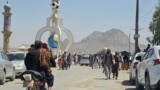 مردان افغان پس از تماشای اعدام علنی یک مرد در ورزشگاه فوتبال در ولایت فراه در ۱۱ اپریل ۲۰۲۵، محل را ترک می‌کنند. (عکس آرشیف) 