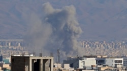 Fumul se ridică de la locul atacurilor aeriene dintr-o zonă centrală a capitalei iraniene Teheran, pe 6 martie 2026