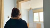 Svetlana Jovanović, korisnica socijalnog stana u Zemun Polju u Beogradu više od decenije nema struju zbog neplaćenih dugova. Želela bi, kaže, da njeni unuci "dobiju sijalicu da bi normalno rasli".