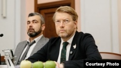 На політика склали протокол про дрібне хуліганство за те, що Рибаков зіпсував чотири бюлетені, чим висловив «неповагу суспільству» і зіпсував «державне майно»