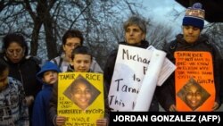 Tiltakozók az ohiói Cleveland-i Cudell Commons Parkban, 2014. november 24-én, egy nappal azután, hogy a parkban lelőtték a rendőrök a 12 éves Tamir Rice-t