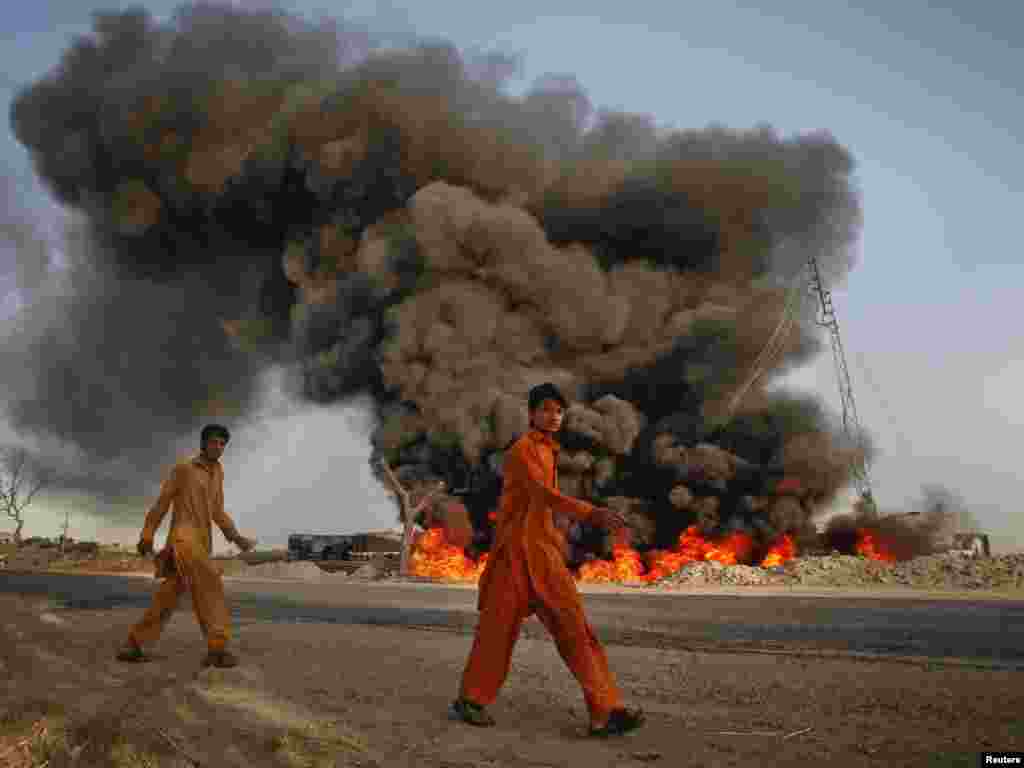 Pakistan - Napad na osam cisterni u kojima se prevozilo gorivo za NATO snage u Afganistanu, Istočni Punjab, 02.05.2011. Foto: Reuters / Mian Khursheed